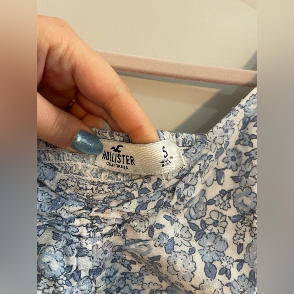 Hollister White and Blue Floral Cropped Capped Sleeves Top - Picture 4 of 5